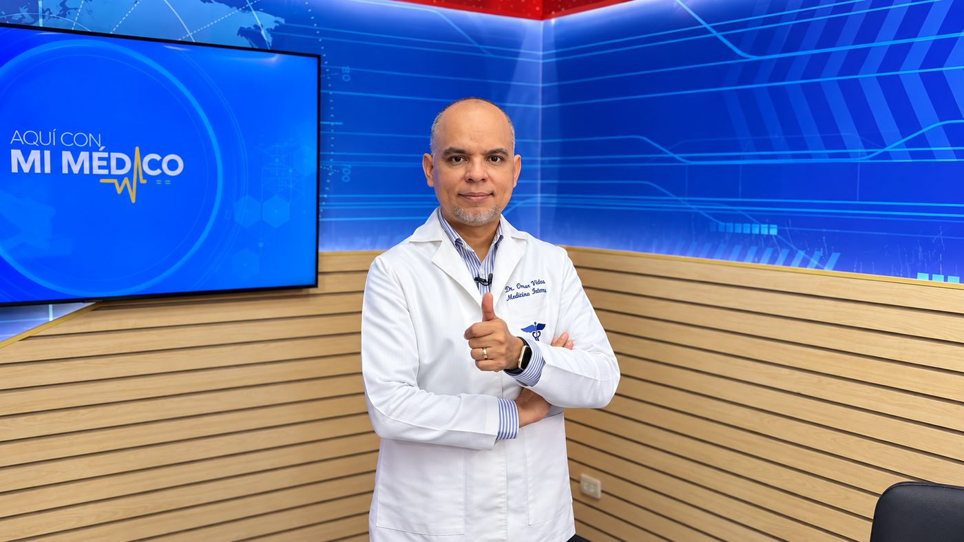 Dr. Omar Videa en el set de Aquí con mi Médico